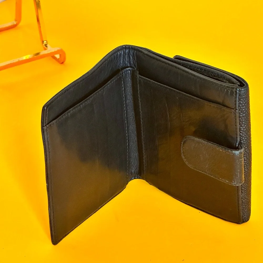 Chanel Black Wallet The Caviar Skin 4x4 Compact bifold wallet in good condition. - Picture 4 of 13